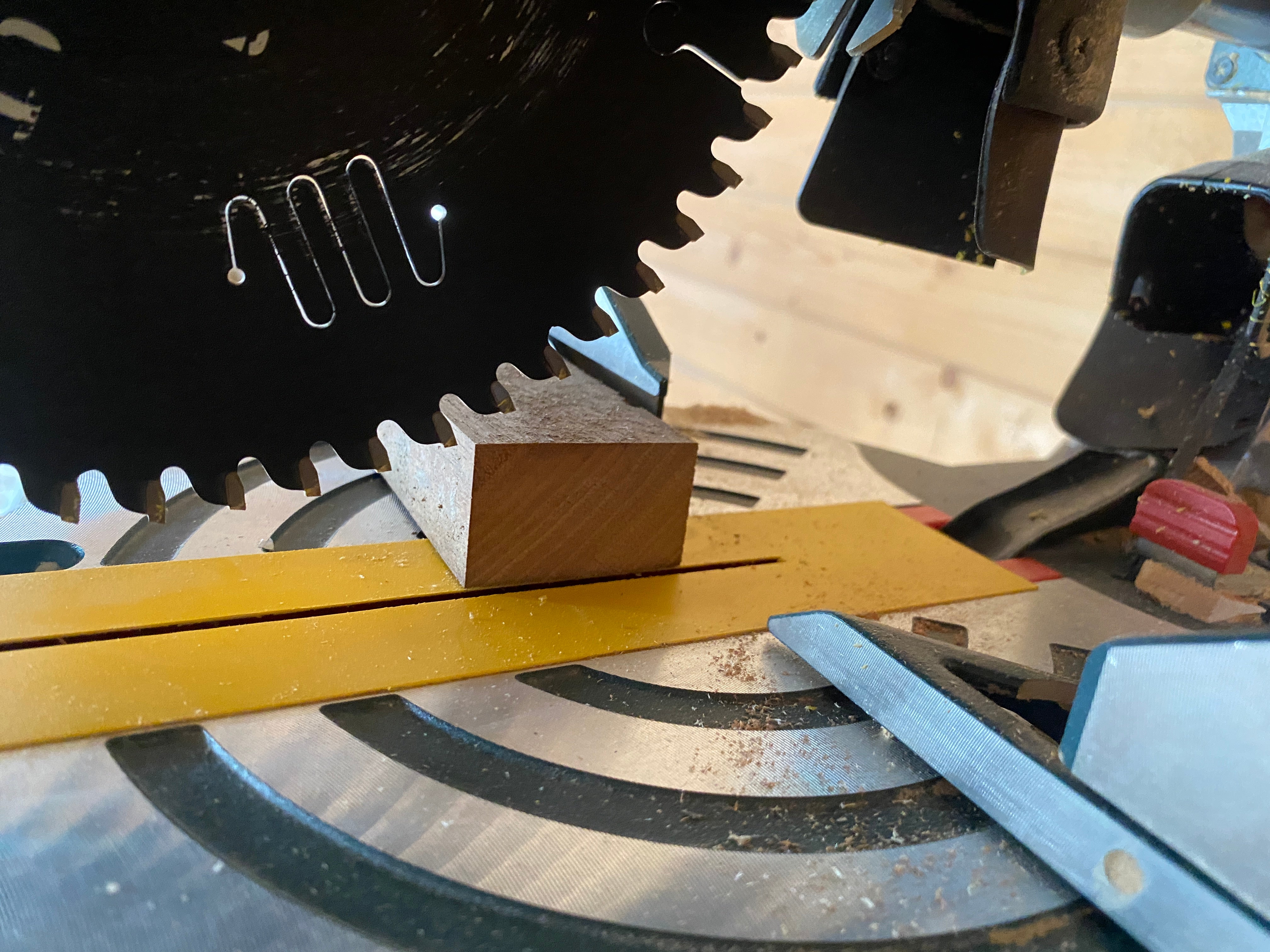Finish Tape | Feinere Schnittqualität | Verhindert Splittern | Erhöhte Präzision | 5 Stk. | Für Kappsägen